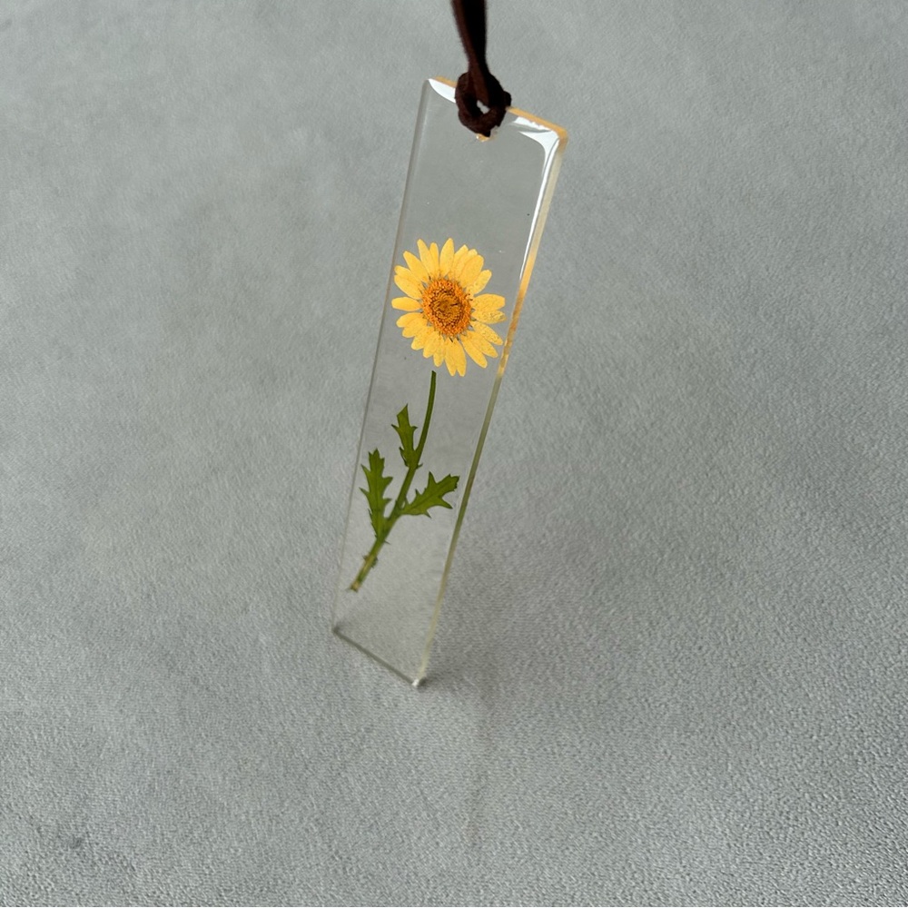 Daisy Resin Bookmark ~ Brand New!